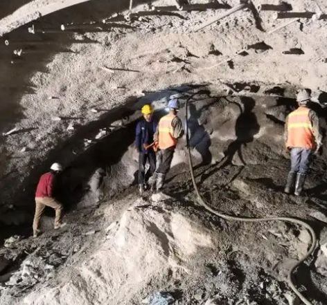 茅箭隧道拱顶带模注浆料，微膨胀注浆料的特点及施工工艺